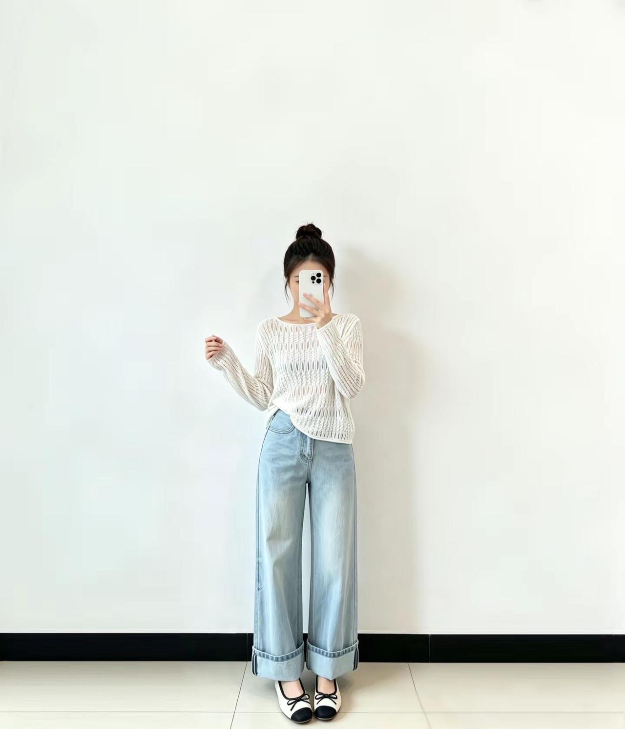 镂空针织衫+浅蓝原牛牛仔裤，透气不闷汗上身自带松弛感简简单单一套，舒服又好看，甜