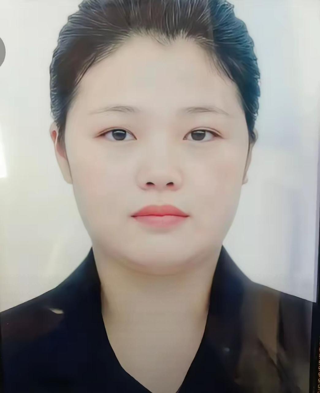 她是这次升学宴最惨的！

原本是一家人高高兴兴参加，带着两个儿子，下雨的时候，还