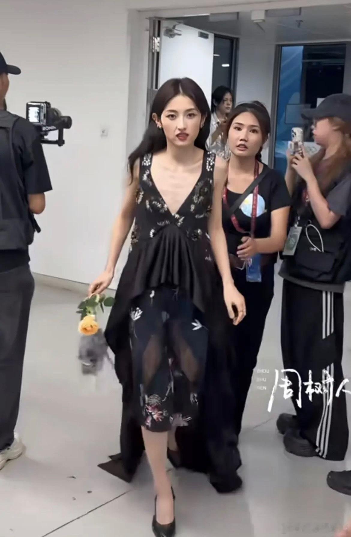 张子枫这也太瘦了吧，看起来没有美感 