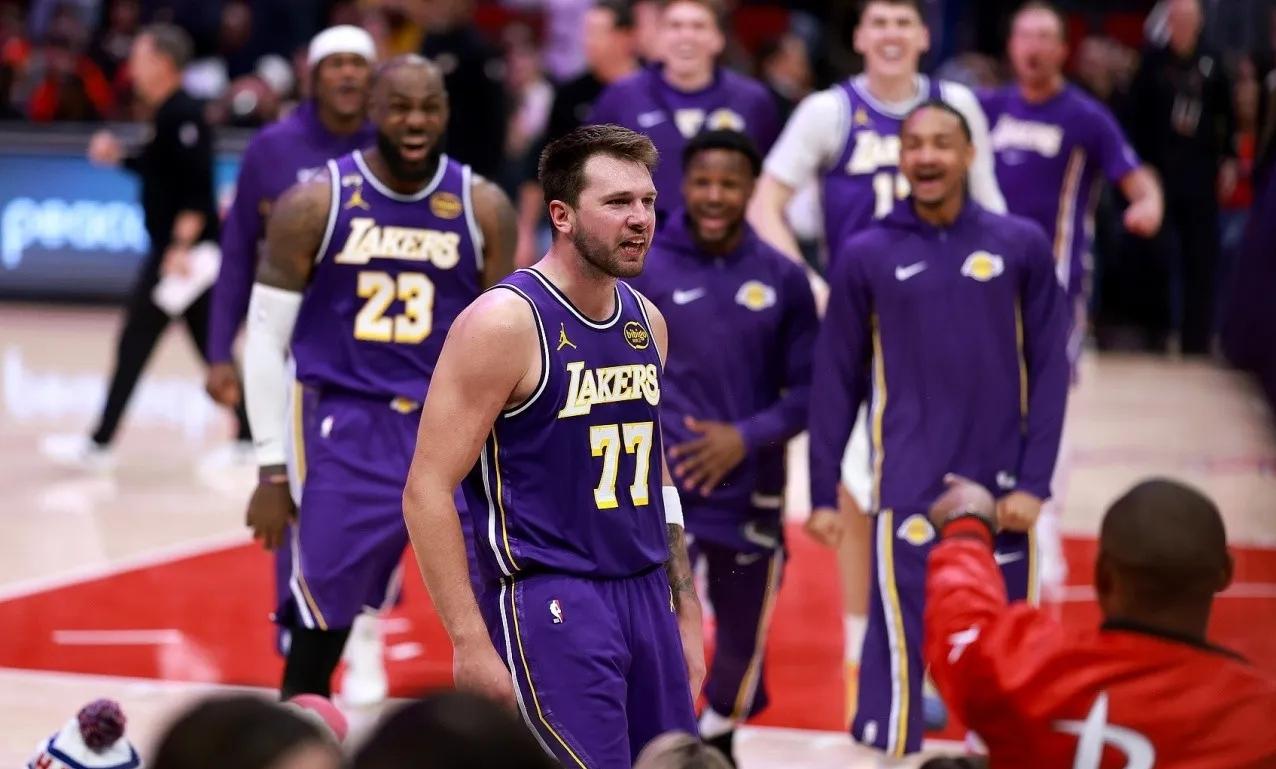 投篮29次得了32分
三分命中率23%两分命中率30%
对方詹金斯一个名不见传的