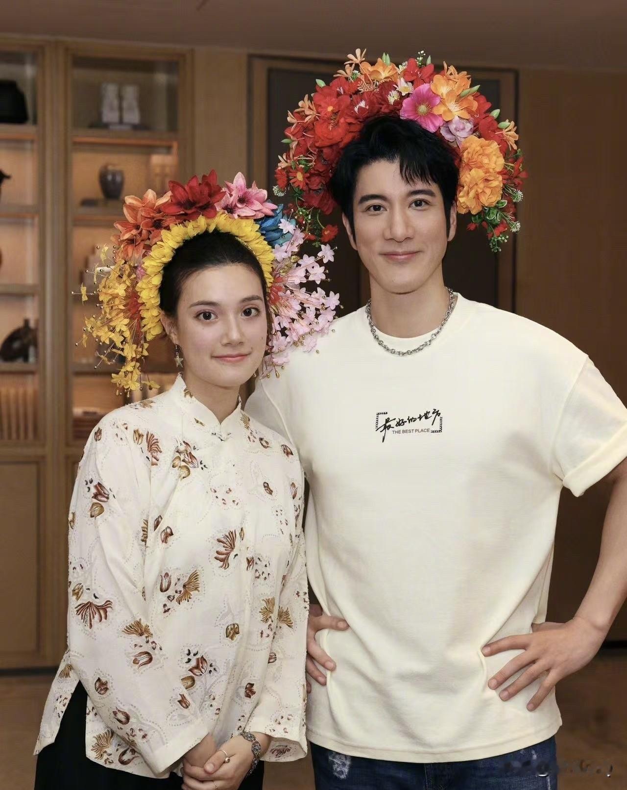 王力宏带侄女王嘉纹来泉州体验簪花，侄女完全就是外国人长相。话说，这么年轻的王力宏