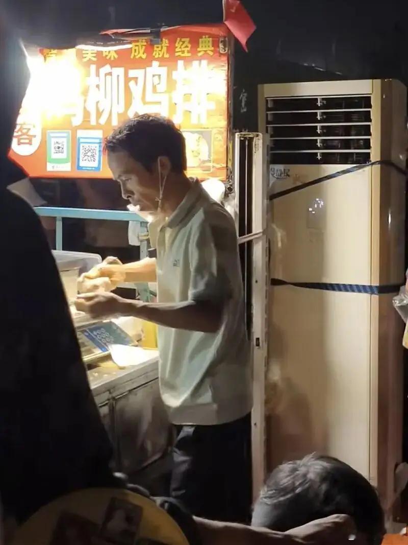 鸡排哥上央视了这个国庆中秋假期，鸡排哥无疑是全网顶流，上央视也不奇怪。为什么这么