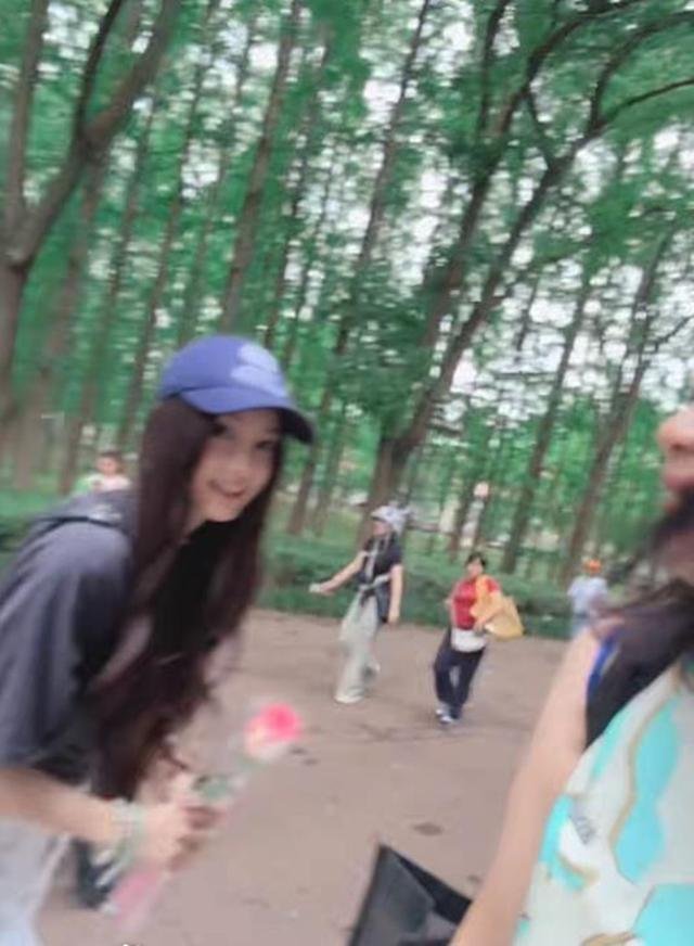 baby现身小海绵学校参加活动，手拿鲜花笑意盈盈，人群中美成焦点 