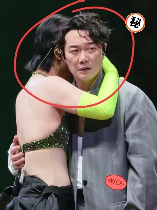 52岁陈奕迅一张被拥抱的抓拍刷屏全网，满脸纠结手足无措的模样，完美诠释了已婚男士