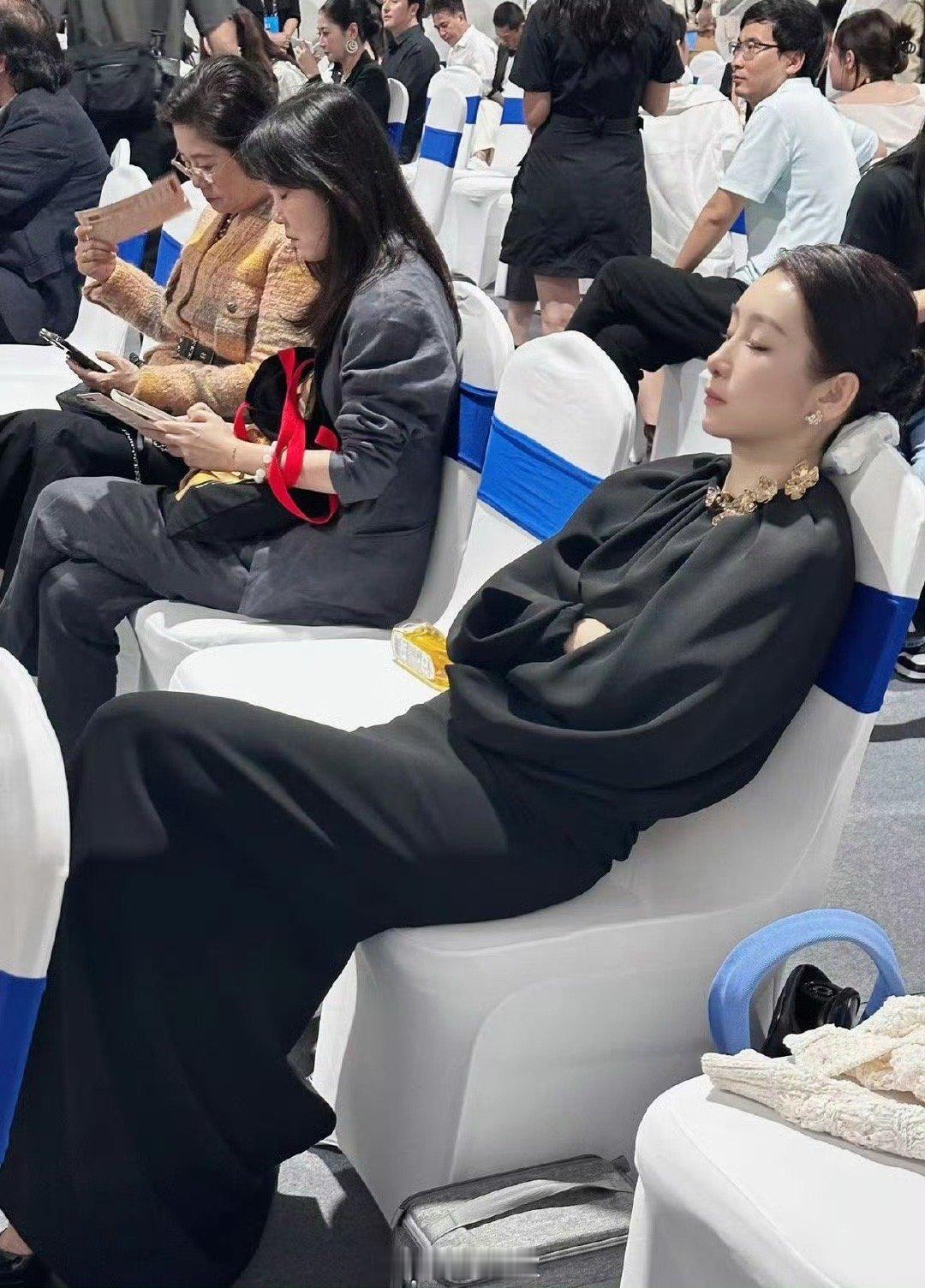 秦海璐又在金鸡后台睡着了  秦海璐也太有意思了吧，这一次在后台居然还睡着了，记得