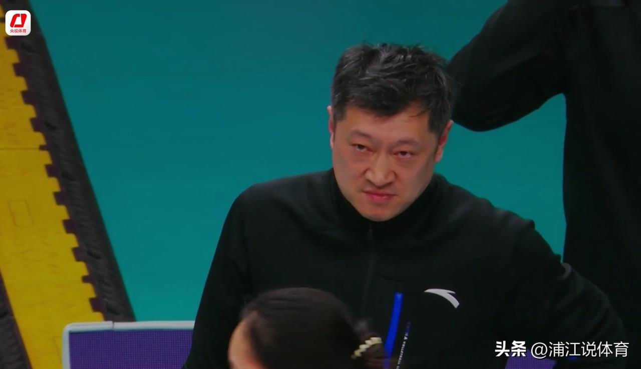 北京女排主教练匡琦再度出现重大失误！在北京队与河南队的决胜局比赛中，匡琦换上金烨
