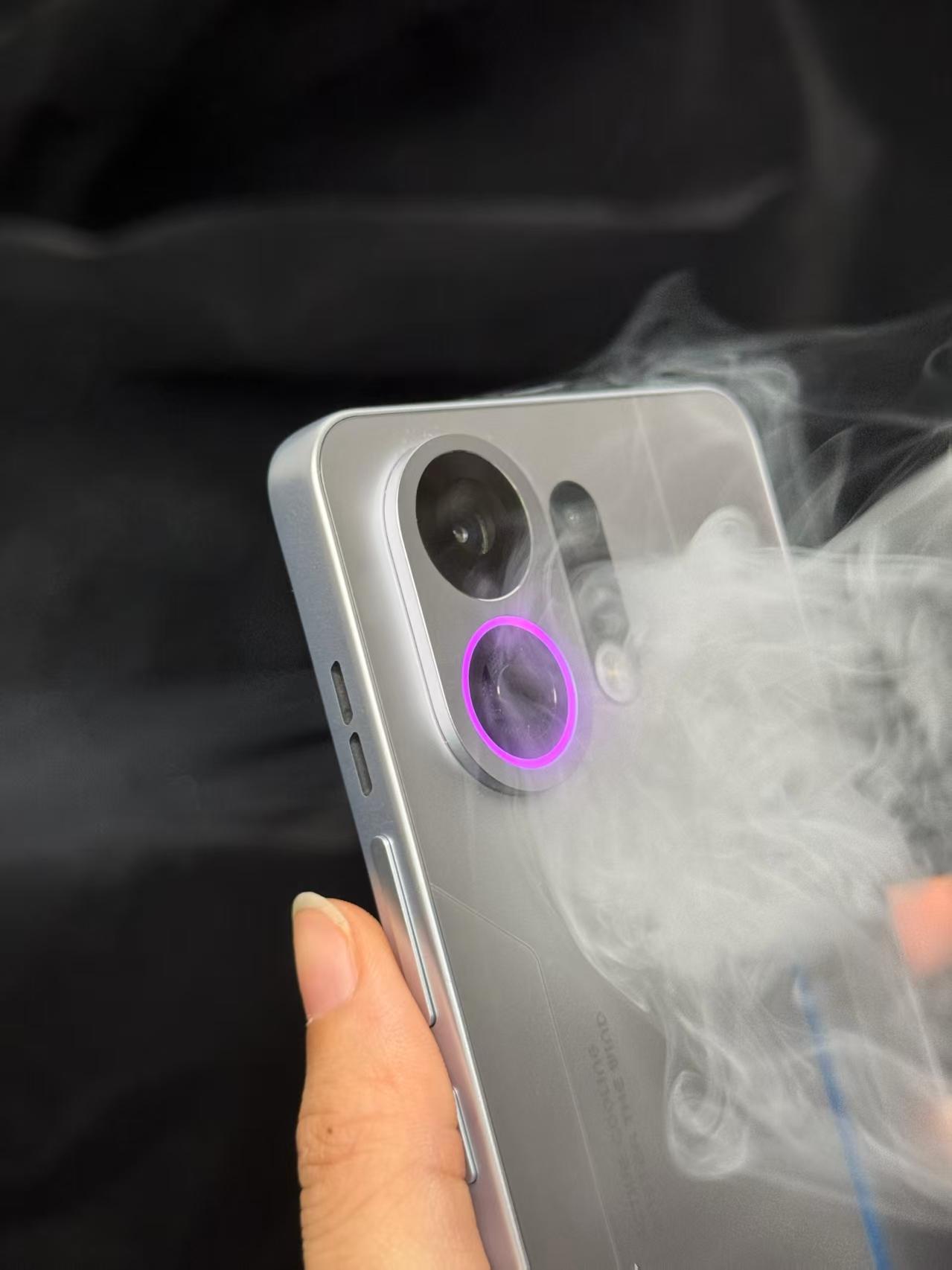真能吹啊，在风扇上安装了个手机？
-
用iPhone的夏天最难受了，玩游戏烫、充