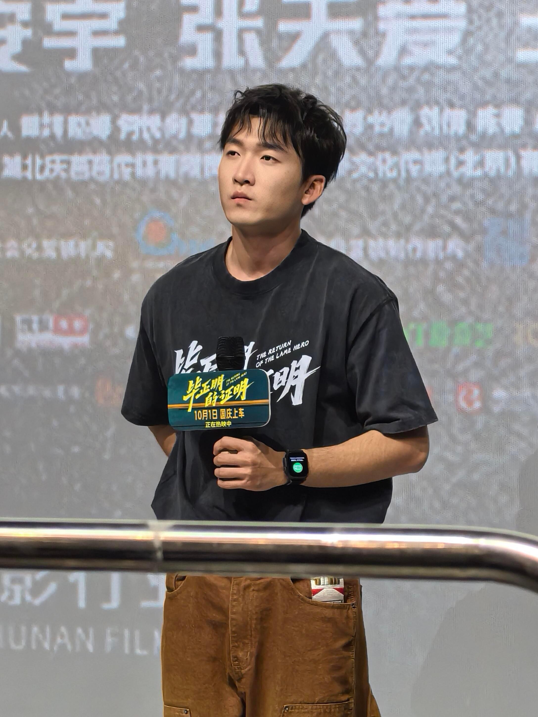 邬家楷私下就是唱跳抽象什么都来路演现场突然开始全开麦唱跳，还贴心附赠教学版，邬老
