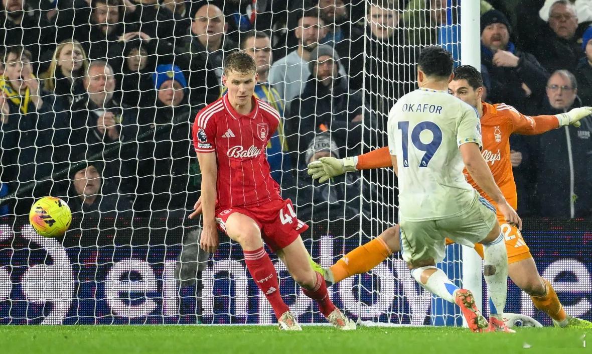 利兹联3比1诺丁汉森林 森林主力中卫穆里略在赛前最后一次训练受伤，没进大名单。右