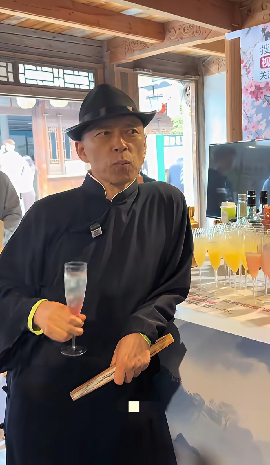 企业家张朝阳，张朝阳都62岁了，日子过得也太舒服了，闲下来到处旅游品酒。手里摇着