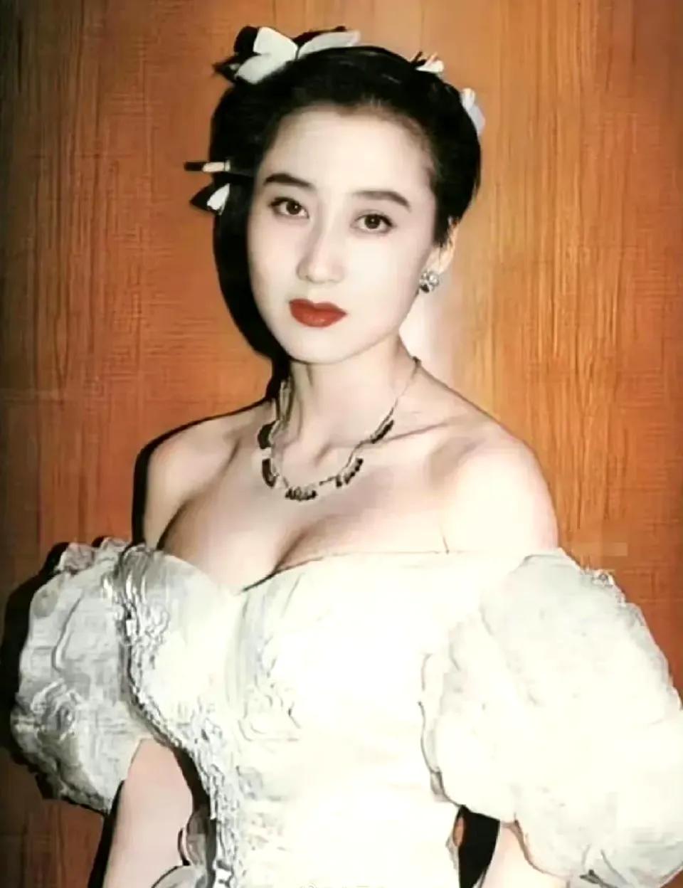 90年代初，年轻的利智，留下的一张老照片，那时她的面部肌肤简直是饱满而光洁的绝佳