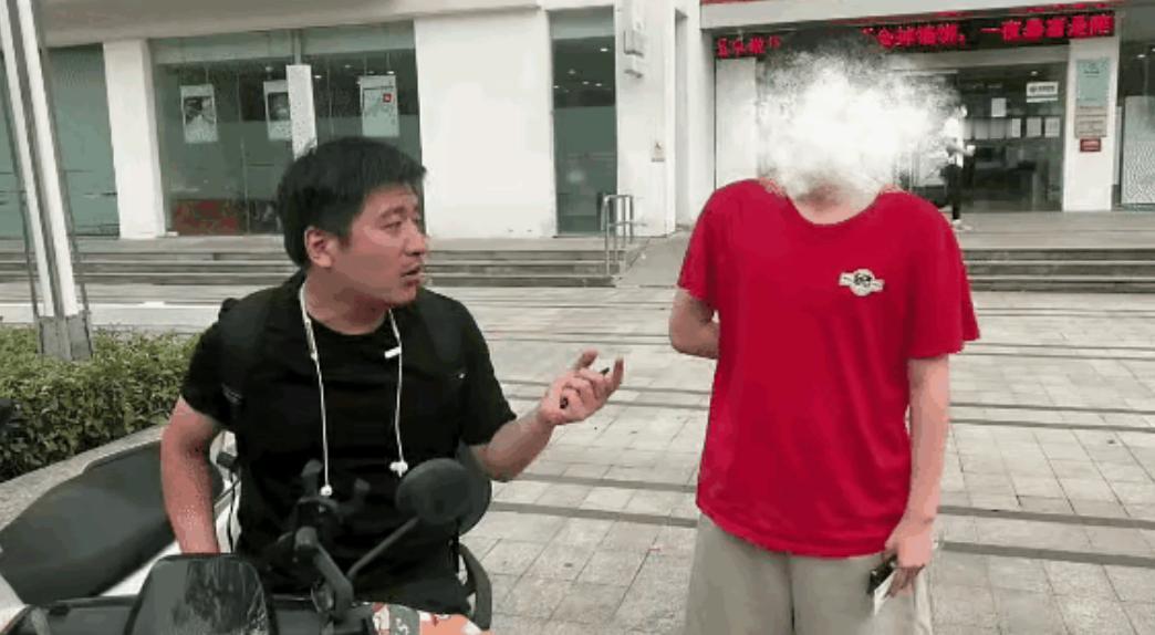 这是2022年夏天，西交利物浦大学的门口一幕：一位家长带着孩子偶遇张雪峰老师，试