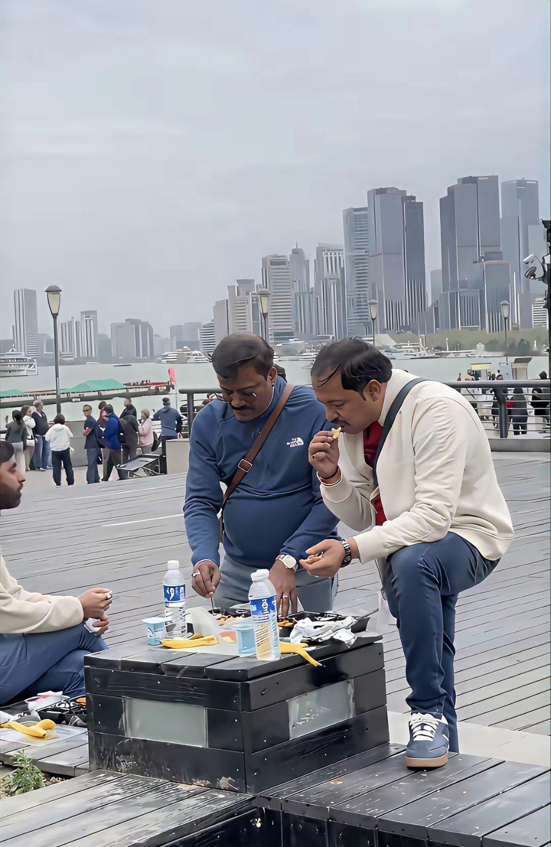 印度人来中国上海旅游，欣赏上海外滩风景，也成为了别人“独特”的风景！