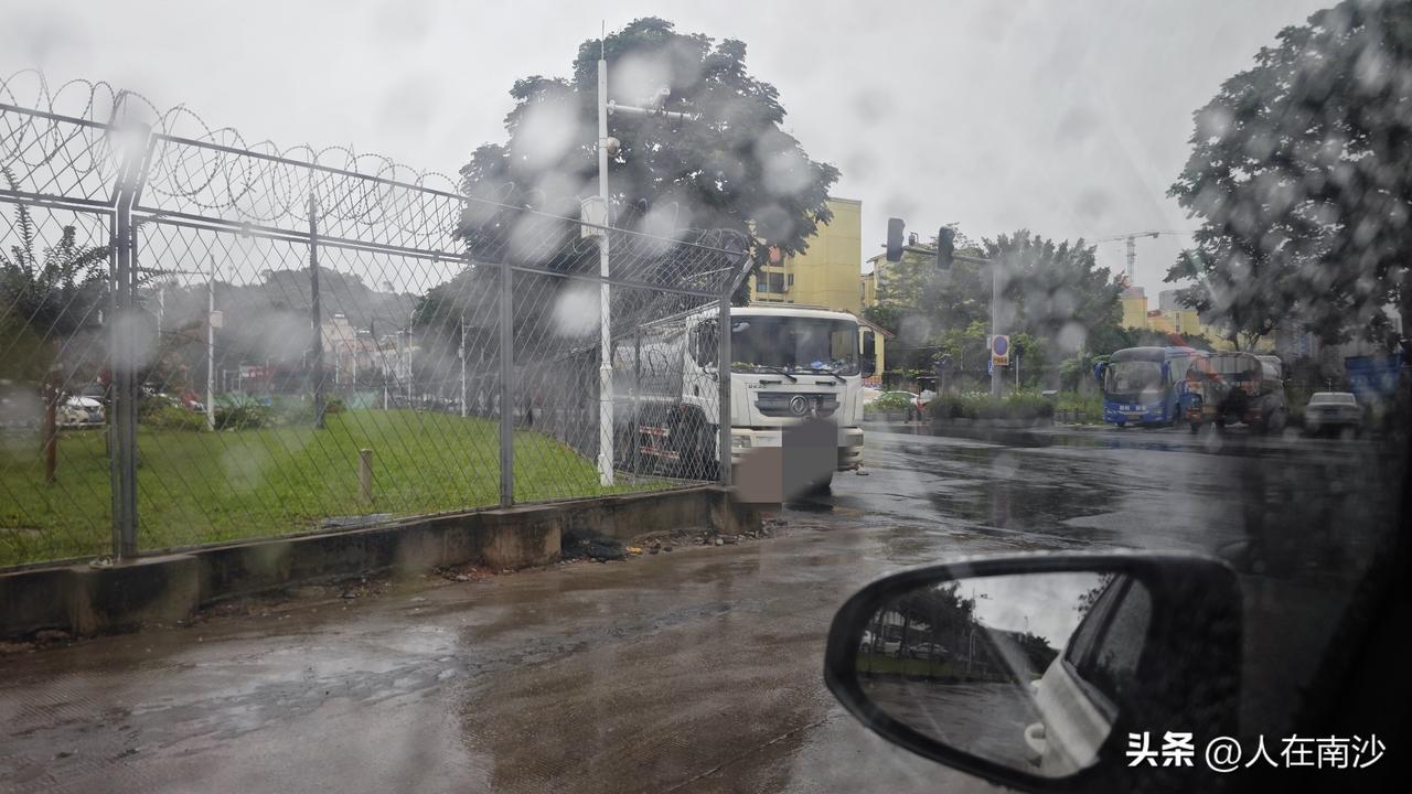 这个洒水车太没公德了，天天停在飞沙角地铁站这个路口位置，这个路口本来就路窄人多车