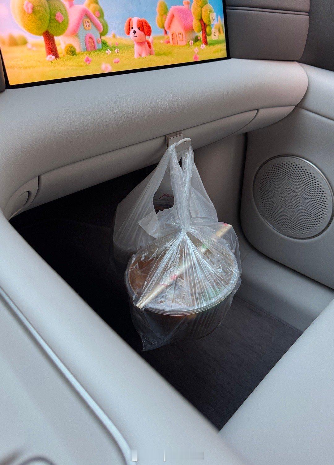 智己LS6副驾这个挂钩太人性了！打包的汤汤水水有地方挂了！建议普及！