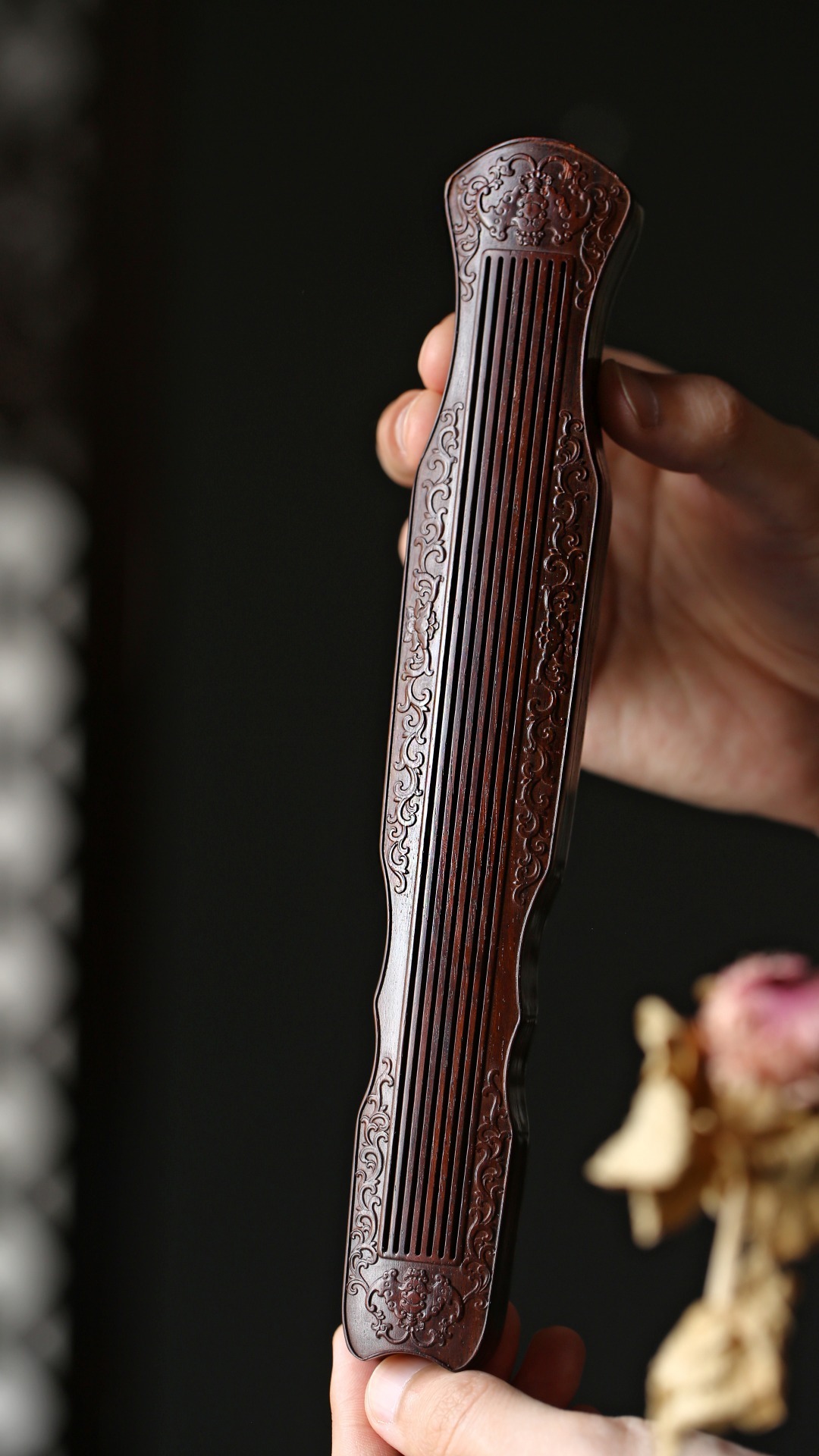 大红酸枝 | 古琴·线香盒以古代七弦古琴为设计元素，香盒造型典雅，烟从弦出，古色