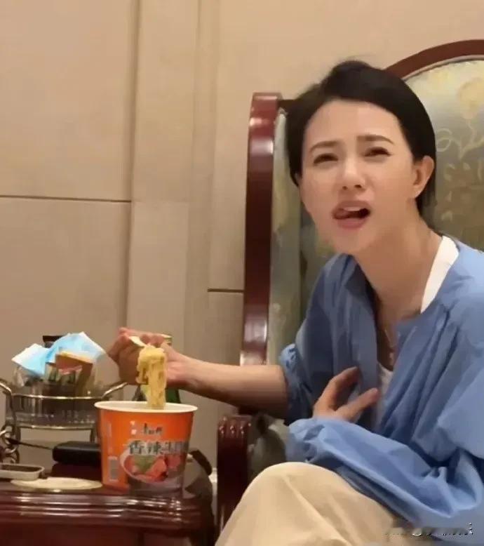 高圆圆在家懒得做饭，于是选择了康师傅方便面作为午餐，这真是一个节约的姑娘。她的食