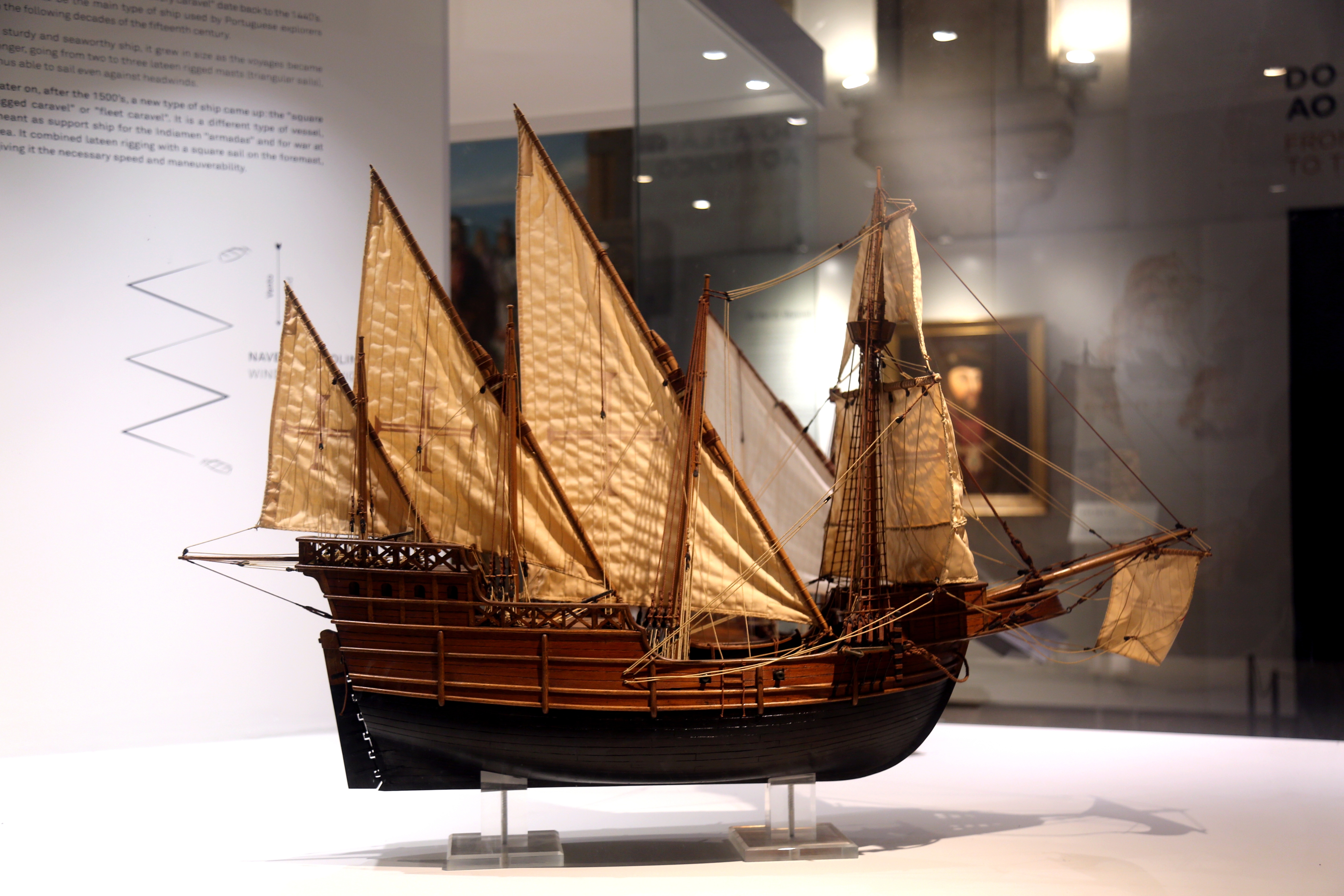 里斯本航海博物馆藏卡拉维尔帆船Caravel, 一种三桅三角帆船。三角帆使转舵性