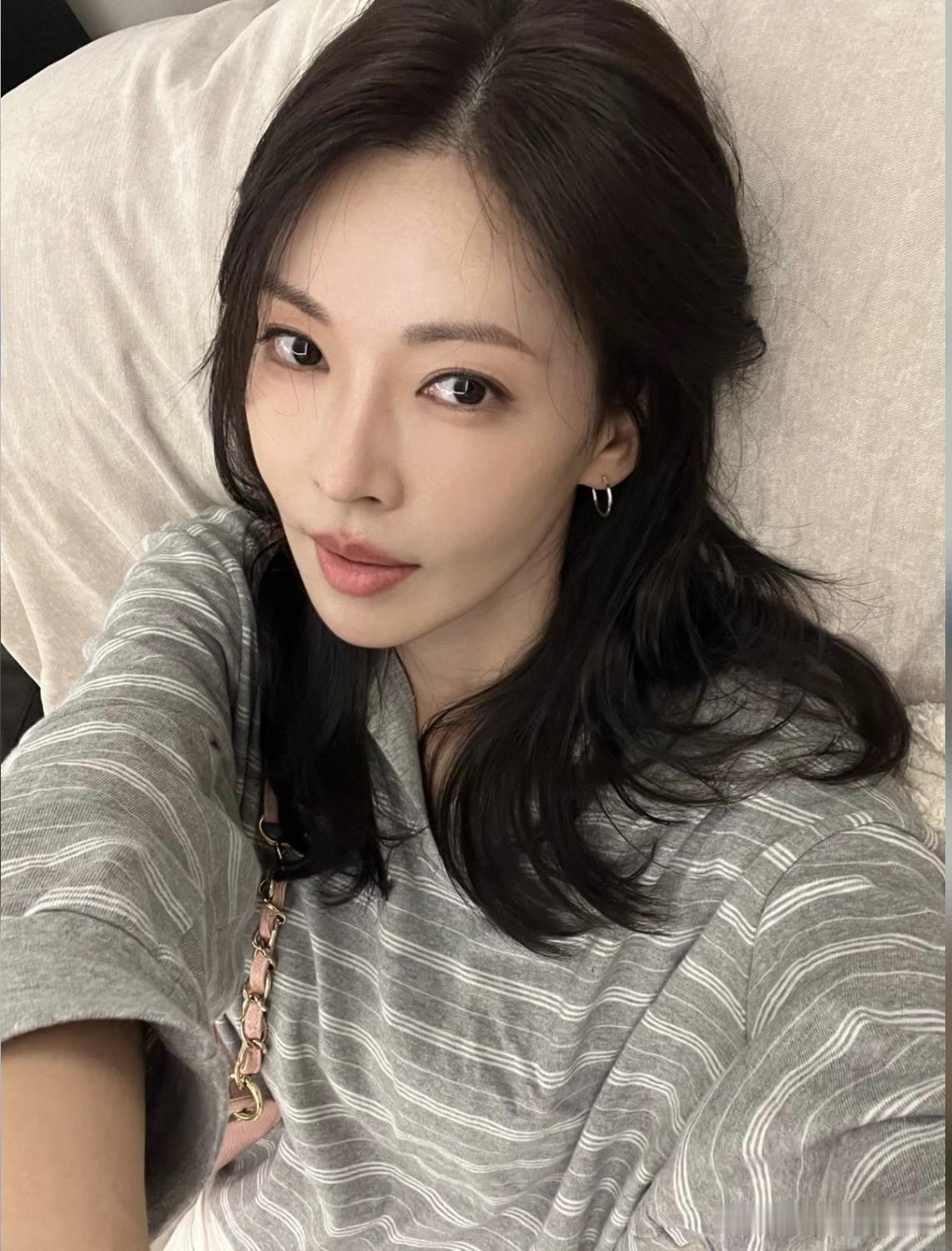 4日，演员金素妍在自己的Instagram上传了照片。照片中，金素妍舒适地倚靠在
