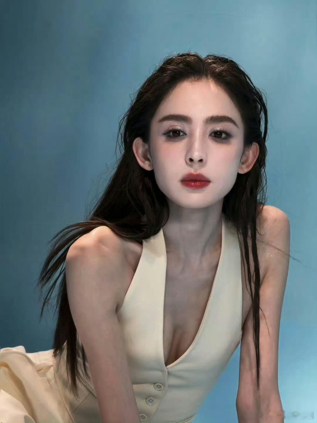 古力娜扎是不是有点太瘦了？看起来肩膀和头都不协调了 ​​​