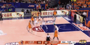 吴骁单手罚篮被称为CBA硬汉，为什么轮到洛夫顿了成了对CBA的亵渎？这有点奇怪了
