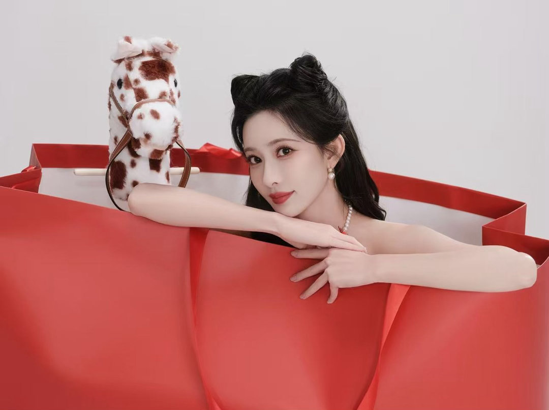 孟子义美的好热烈孟子义大波浪红裙御姐你好星期六直播 孟子义这造型直接封神！复古港