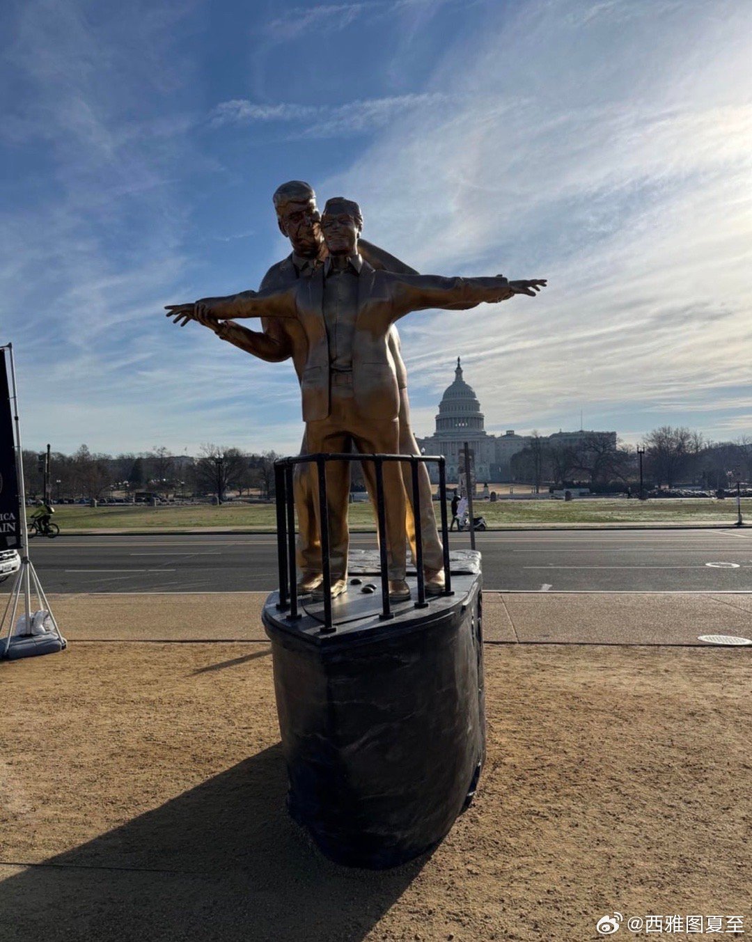 美国首都的街头，竖立起Trump和Epstein的雕像（模仿泰坦尼克号）和标语（