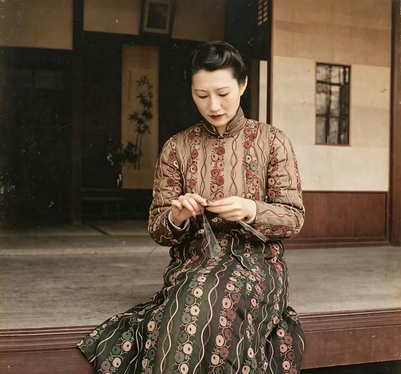 1936年，西安事变，张学良逼蒋介石抗日。为此张学良被“睚眦必报”的老蒋幽禁40