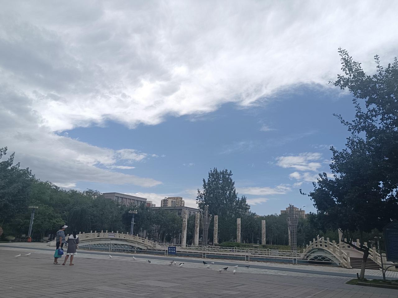 这几天乌鲁木齐天气凉爽，可以说是空调天。天气凉爽大家的心情好了许多，说话都客气多