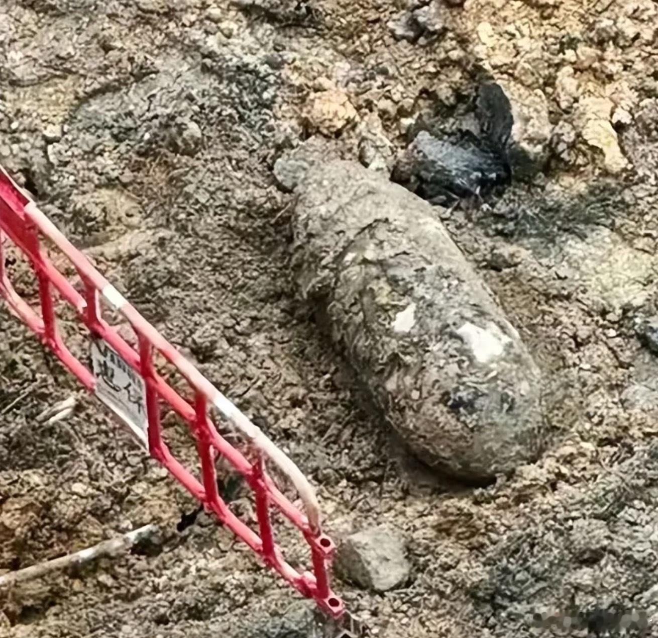 香港发现了一个以前遗留的炸弹💣最近香港是咋的了，不是炸弹就是抢劫银行撤离的速度