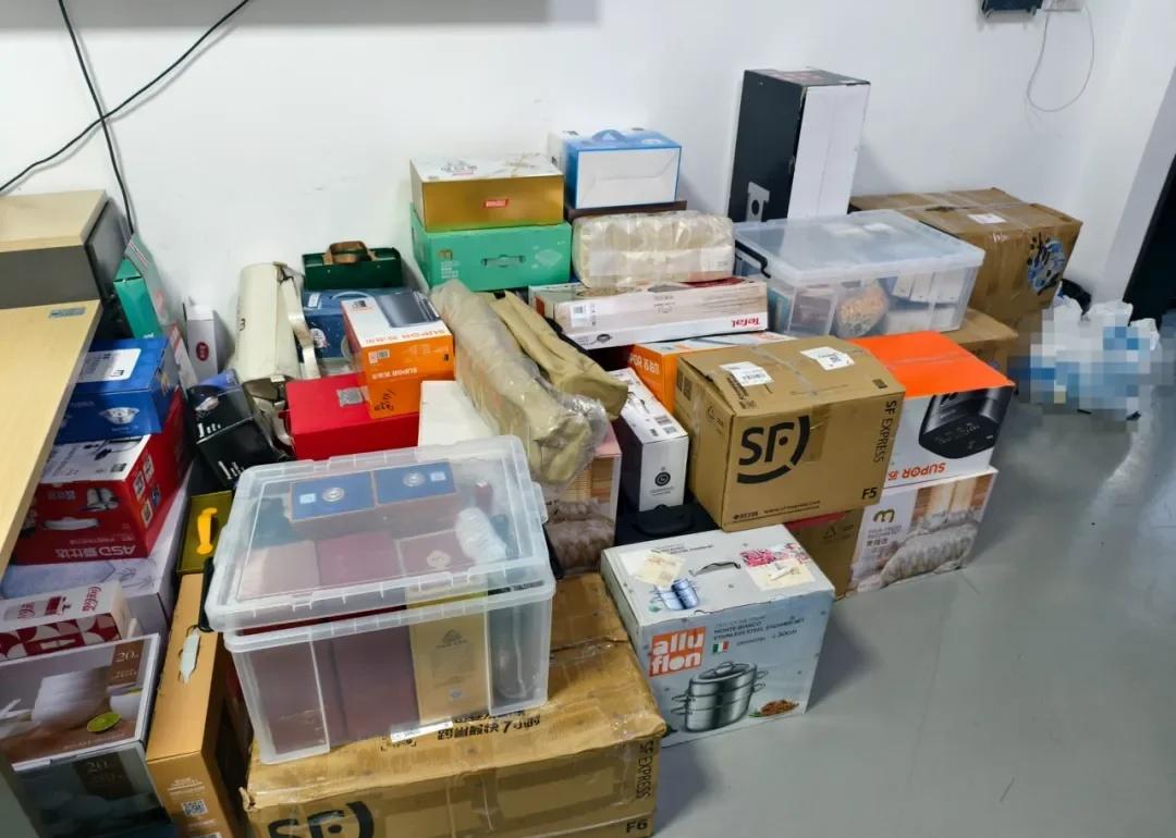 两年“0元购”476单？女子“薅羊毛”摊上事
她两年悄悄下单476笔
竟全是“0