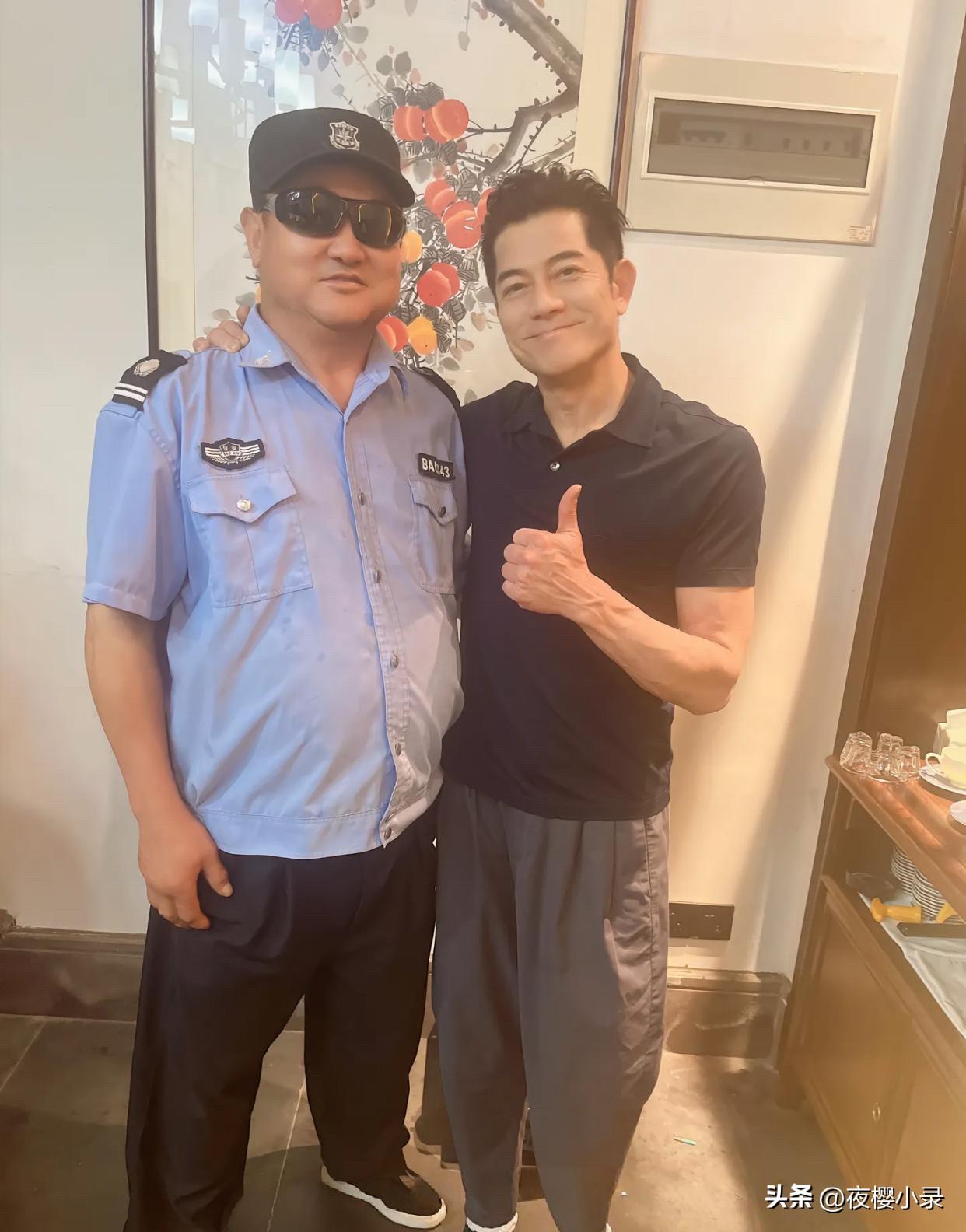 61岁郭富城参观方媛舅舅的饭店，和一帮亲戚喝酒，获外婆拥抱送别！[赞][赞][得