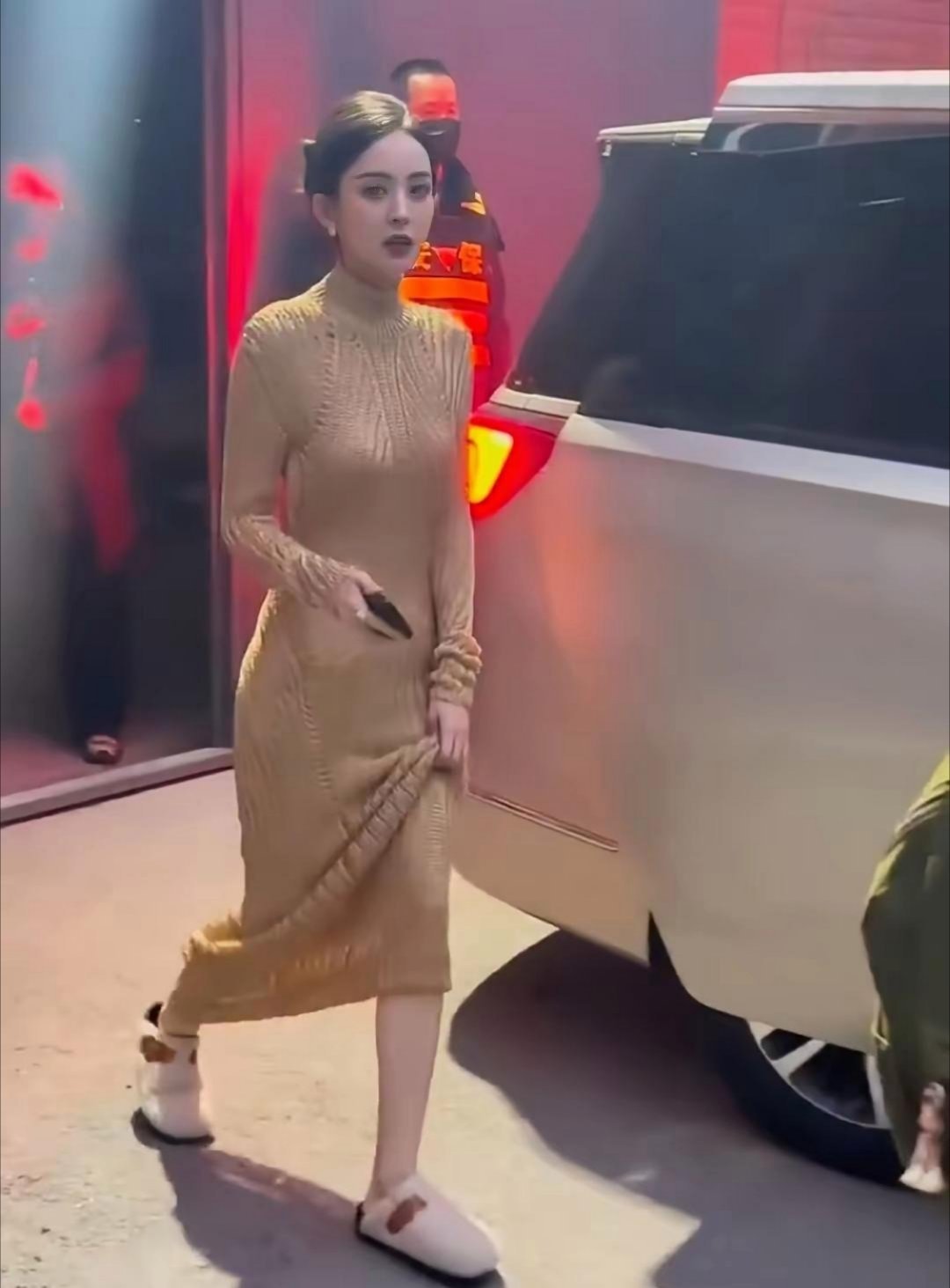 这件毛衣裙啥意思？前面基础，后面就不基础？ 