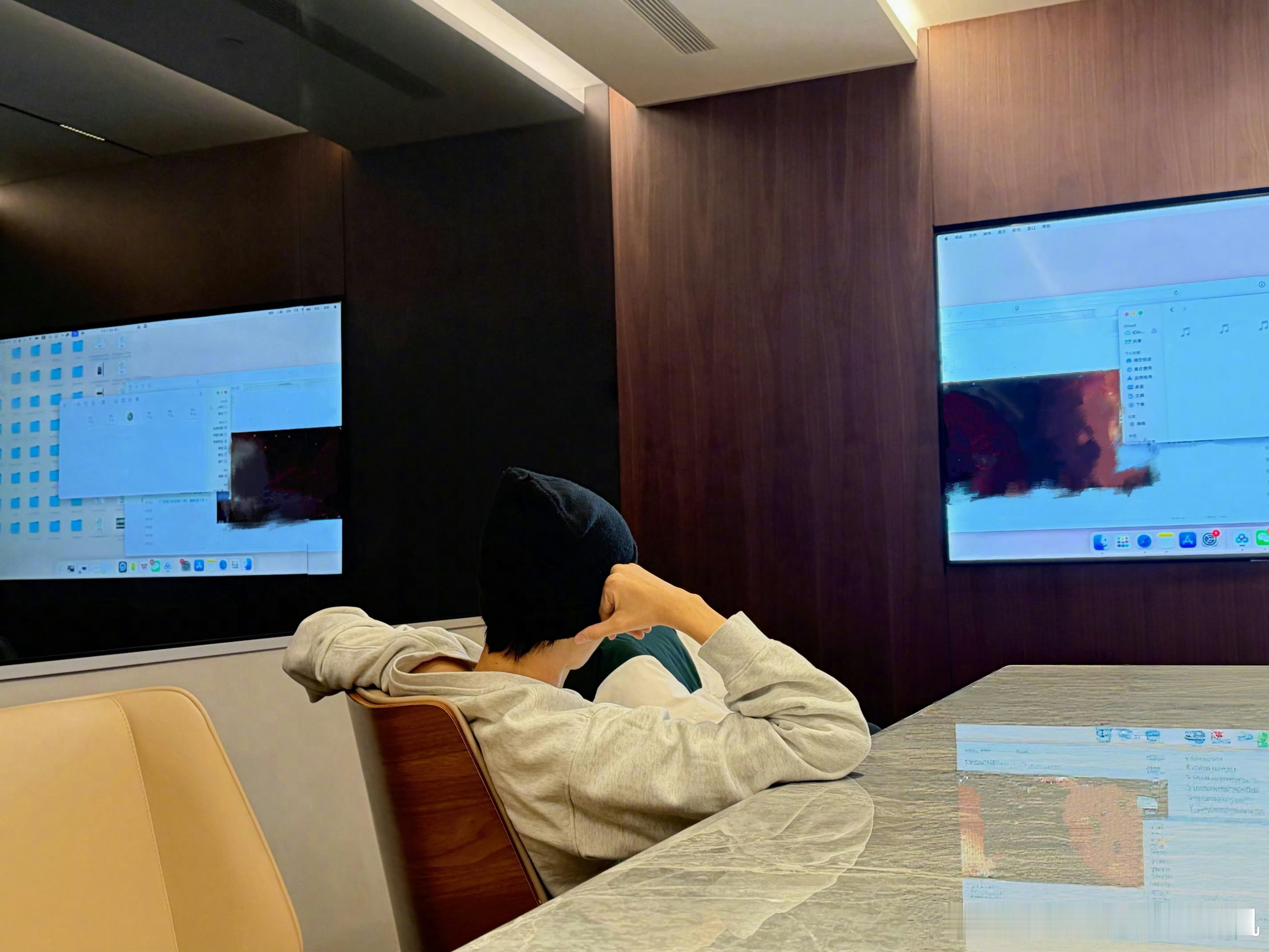 王俊凯开会照这就是老板吗，坐在那儿单手撑着脑袋静静听项目汇报，手边空无一物而我开