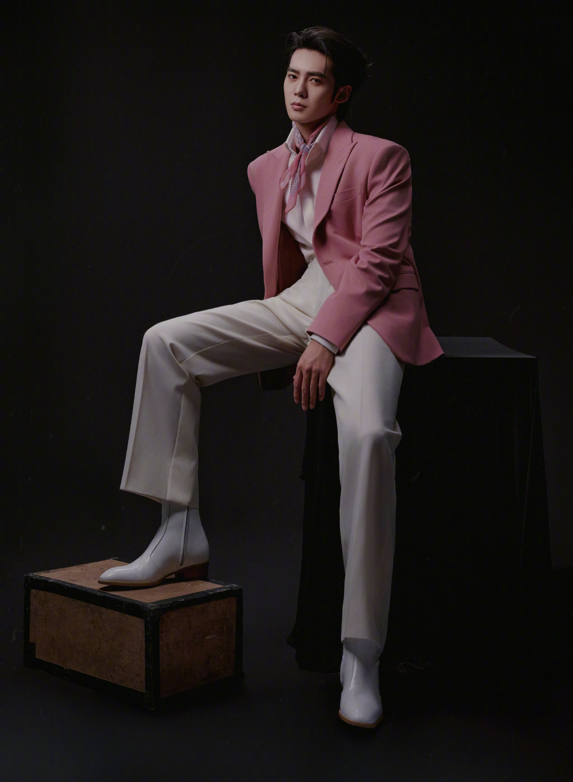 于适 今日品牌活动造型图，粉色西装配印花丝巾，俊雅绅士风度，带着微醺醇香。🥂?