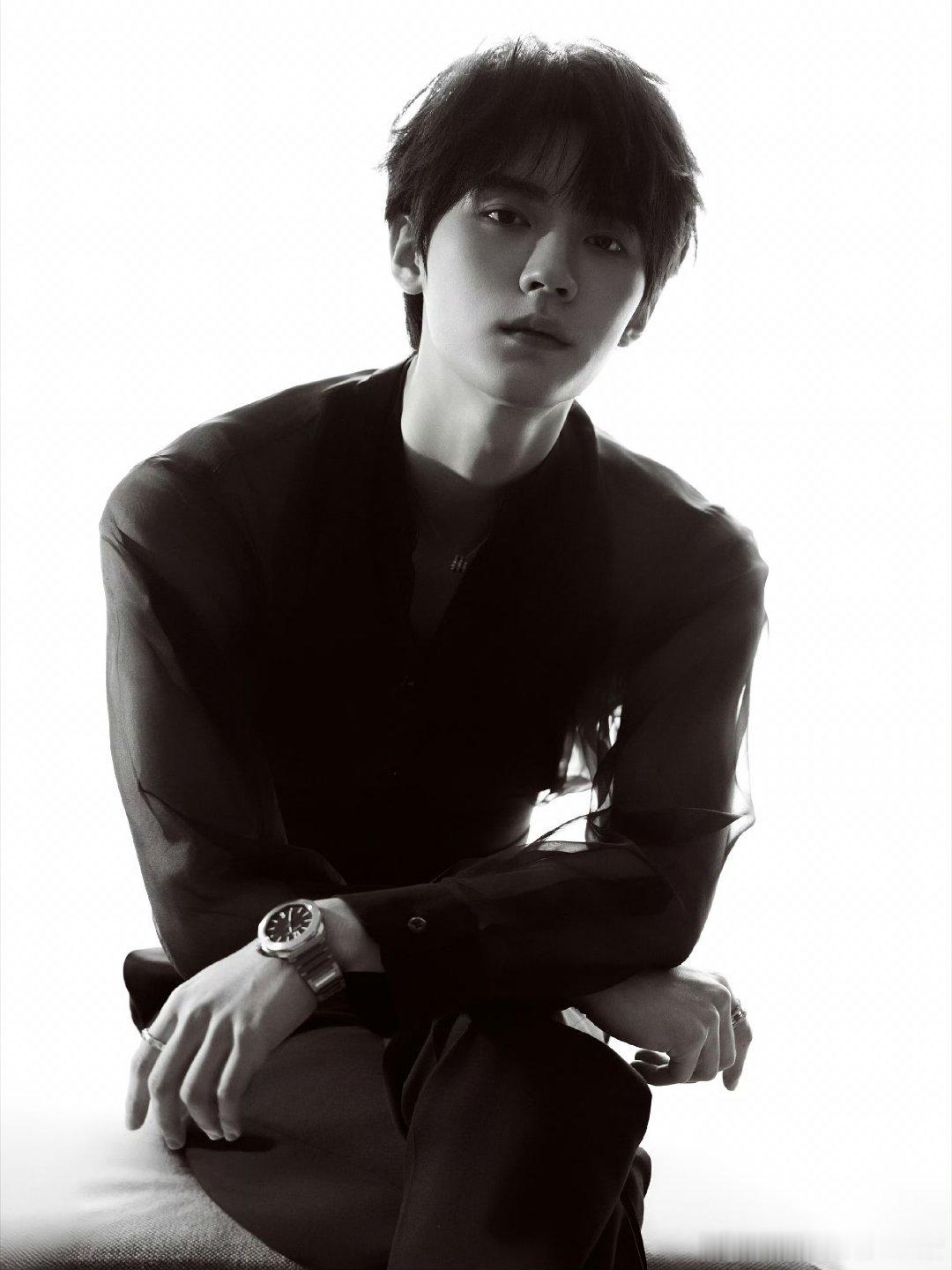 周翊然今日活动造型出图，今天好纯欲，还有腰封造型，纯黑西装战神[憧憬][憧憬] 