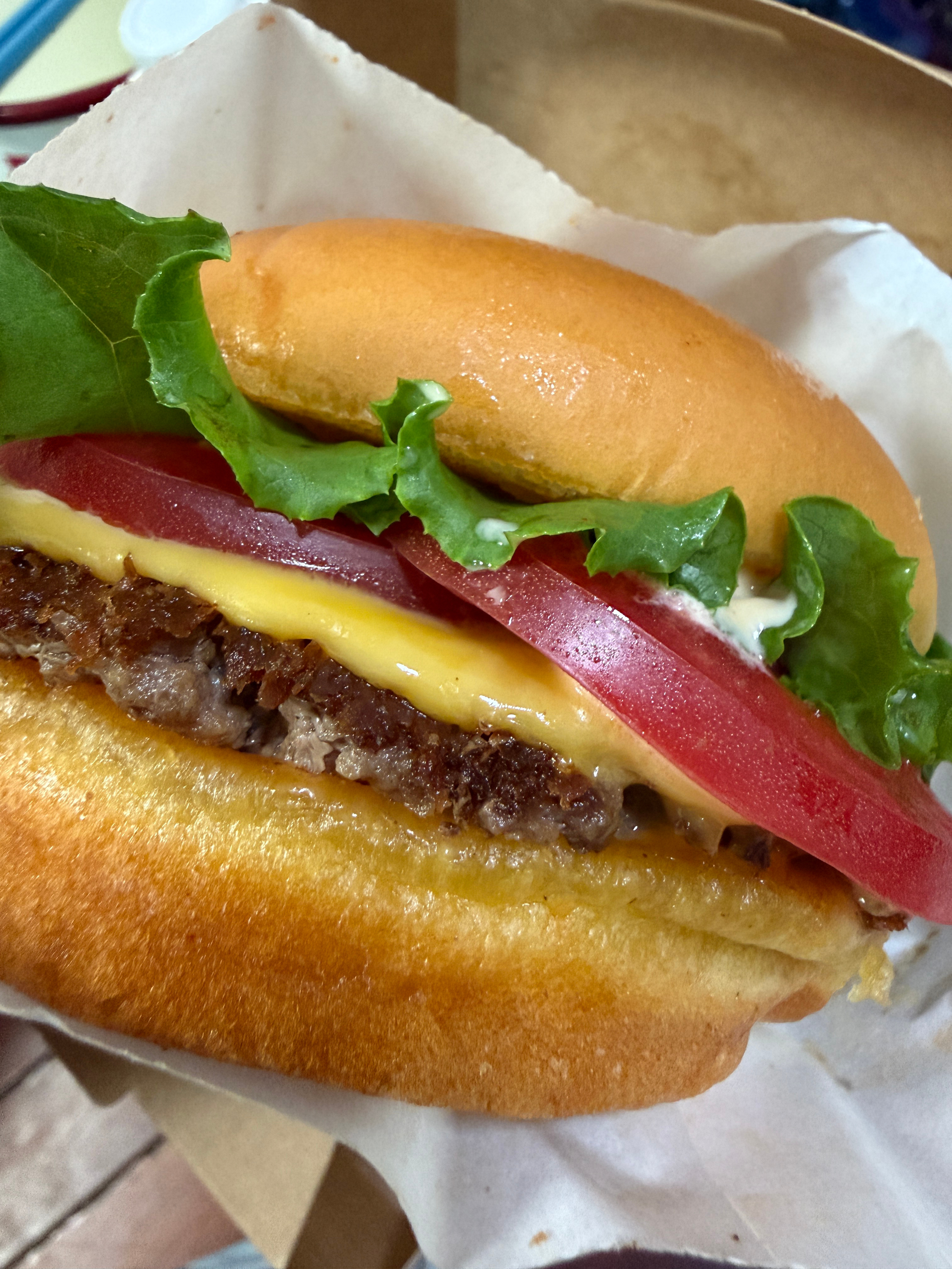 shake shack 招牌牛肉堡，三十多，个头不大，肉饼的肉品质很好，按压式铁
