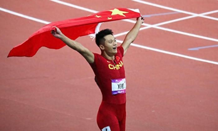莫家蝶领先了一整场，最后一步摔在终点线前。吴艳妮12.99秒夺冠，林雨薇13.0