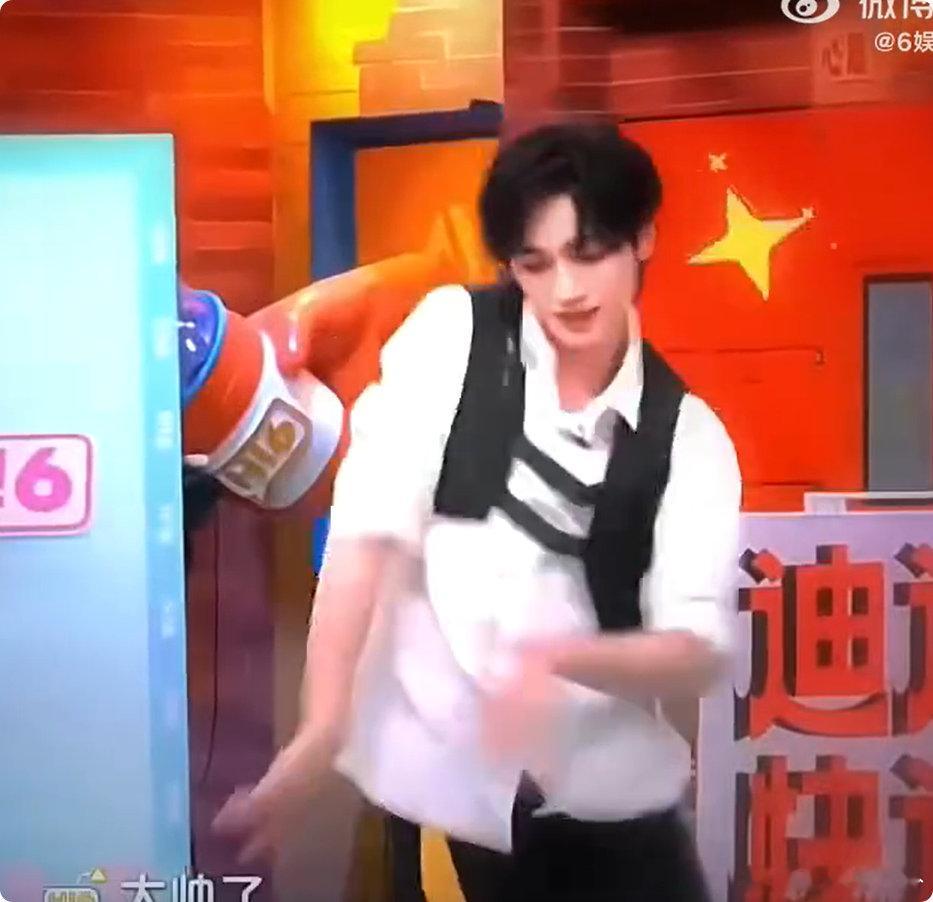 丁程鑫轻点扭 丁程鑫叫张艺凡宝贝终于等到小丁回归，下期跳舞狠狠期待住 