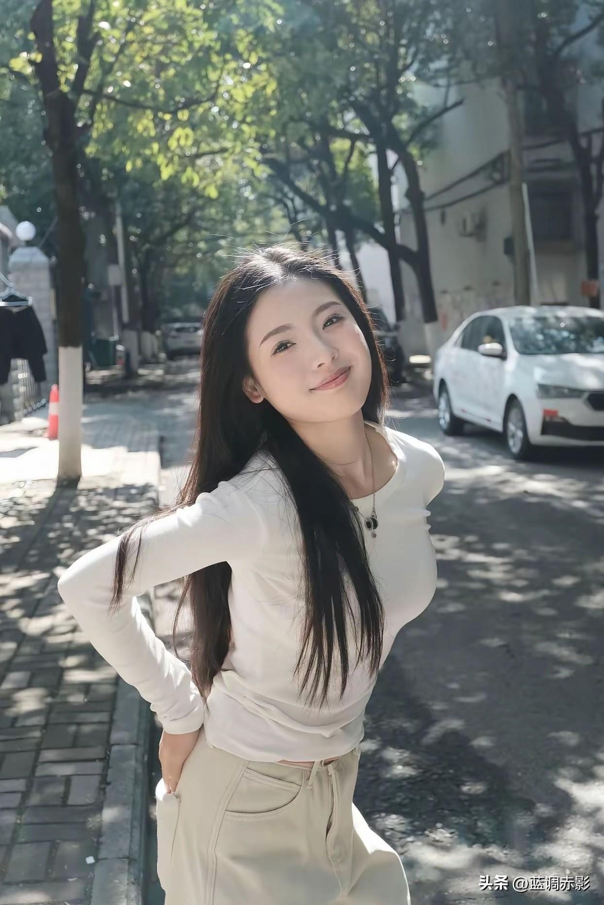 阳光下的微笑，清新自然的街拍