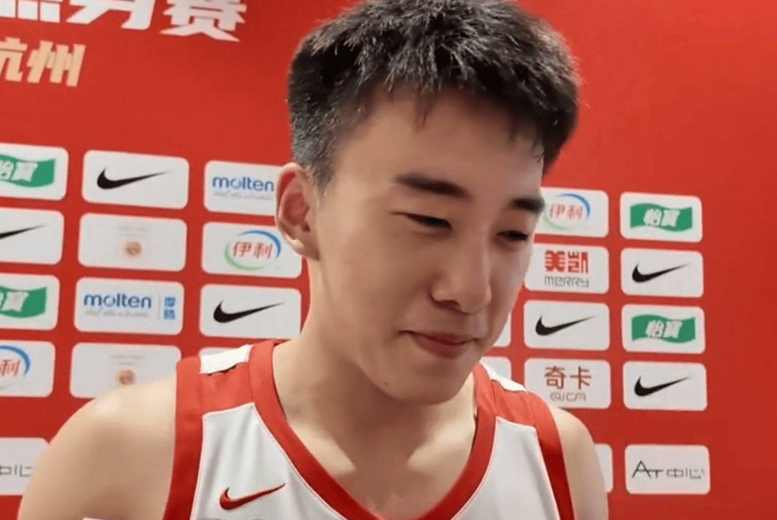王俊杰：打完长沙热身赛低迷了段时间，半夜12点去找郭导聊