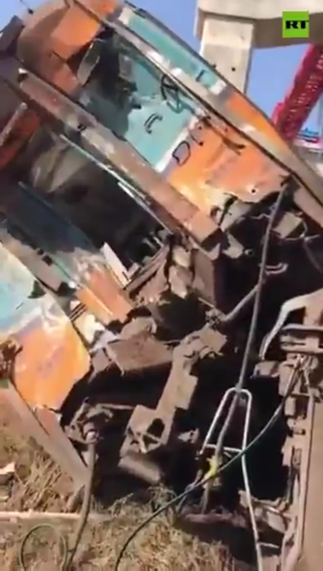 新闻快讯——泰国东北部一建筑工地起重机倒塌砸中客运列车，致27人死亡、近80人受