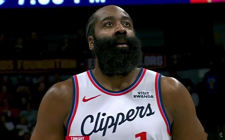 今日库里与哈登的数据对比，真是让人感慨万千！库里，虽然年纪已大，但场上表现依旧抢