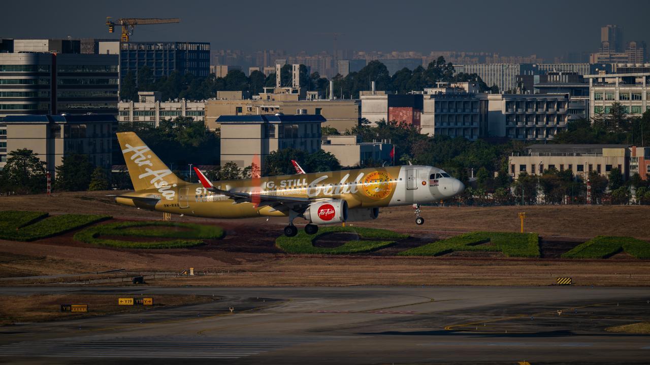 一架金色涂装的亚航空客320正在降落🛬