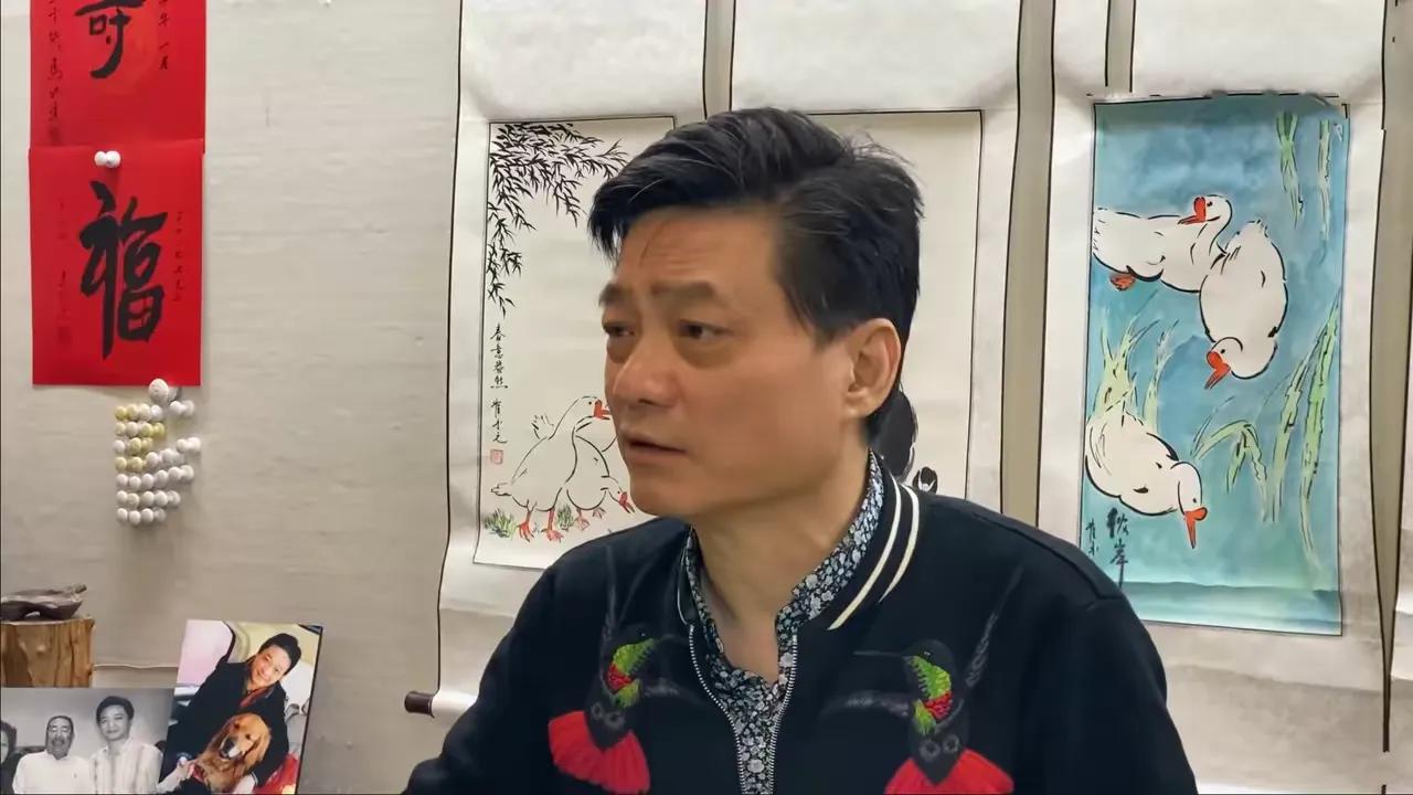 他都已经六十岁了，时光不等人。
自离开央视后，他以画画写字为生，自得其乐。
还有