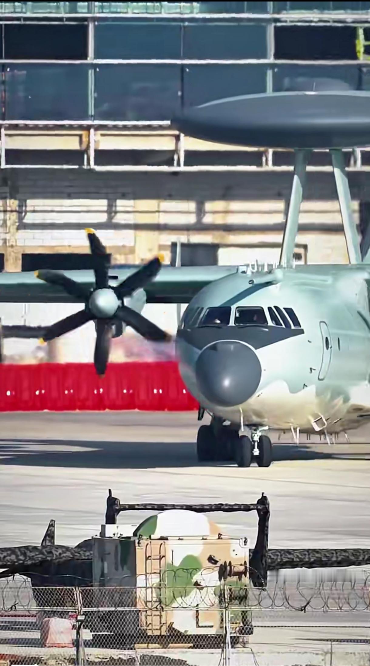 空警500 ，大国重器，无声出场 ，气势逼人！我们的预警机是世界独一档的！电子预