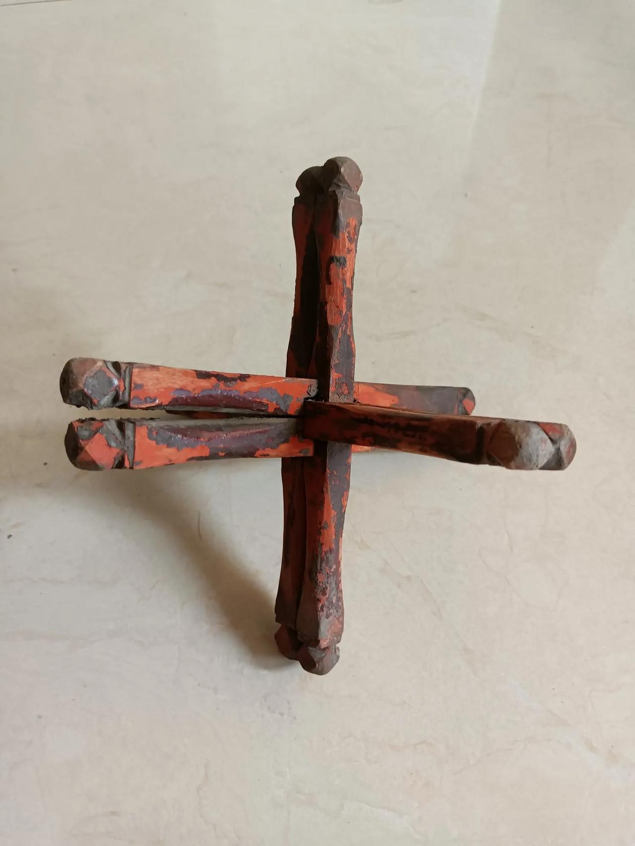 《智慧的传承》

清代古物孔明锁，

智慧凝结指尖舞。

榫卯相扣结构奇，

娱
