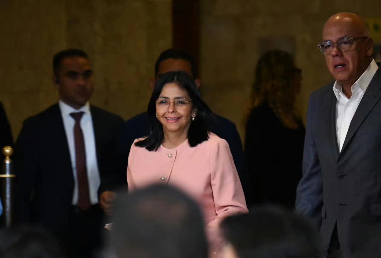 英媒卫报报道，知情者称，美军1月2日突袭马杜罗之前，获得现临时总统罗德里格斯和她