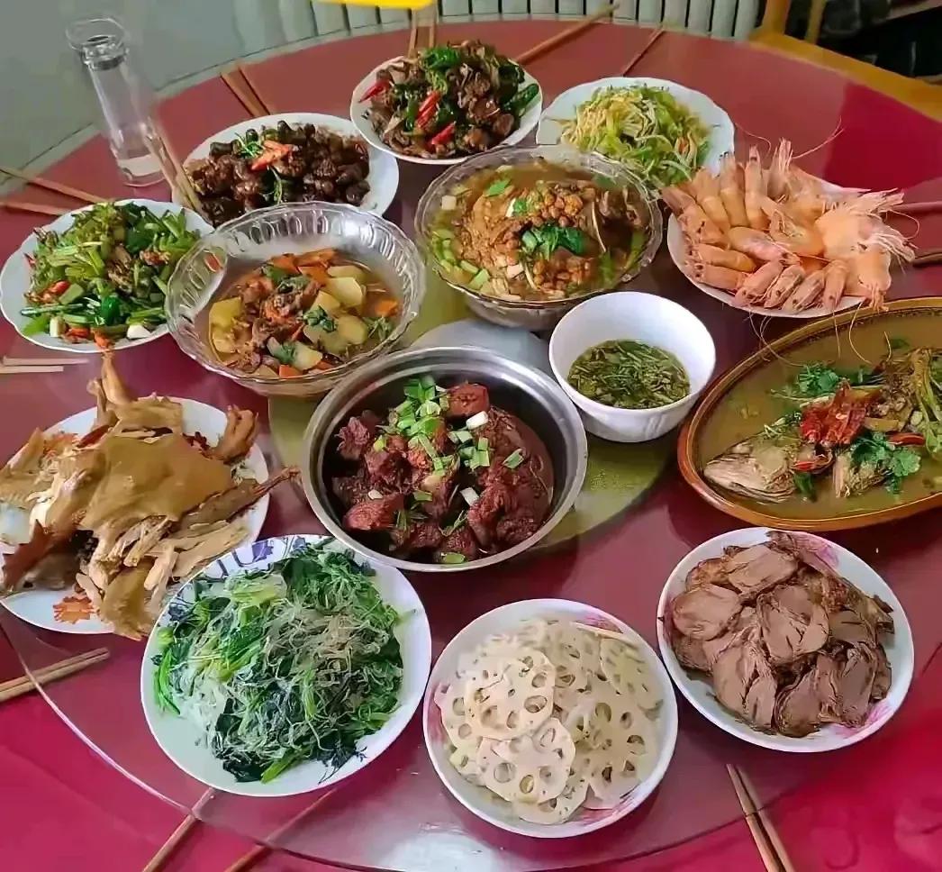 年过完了
十几年没见的朋友要来我家做客
准备好了一桌子菜，但是犯难了…
不知道给