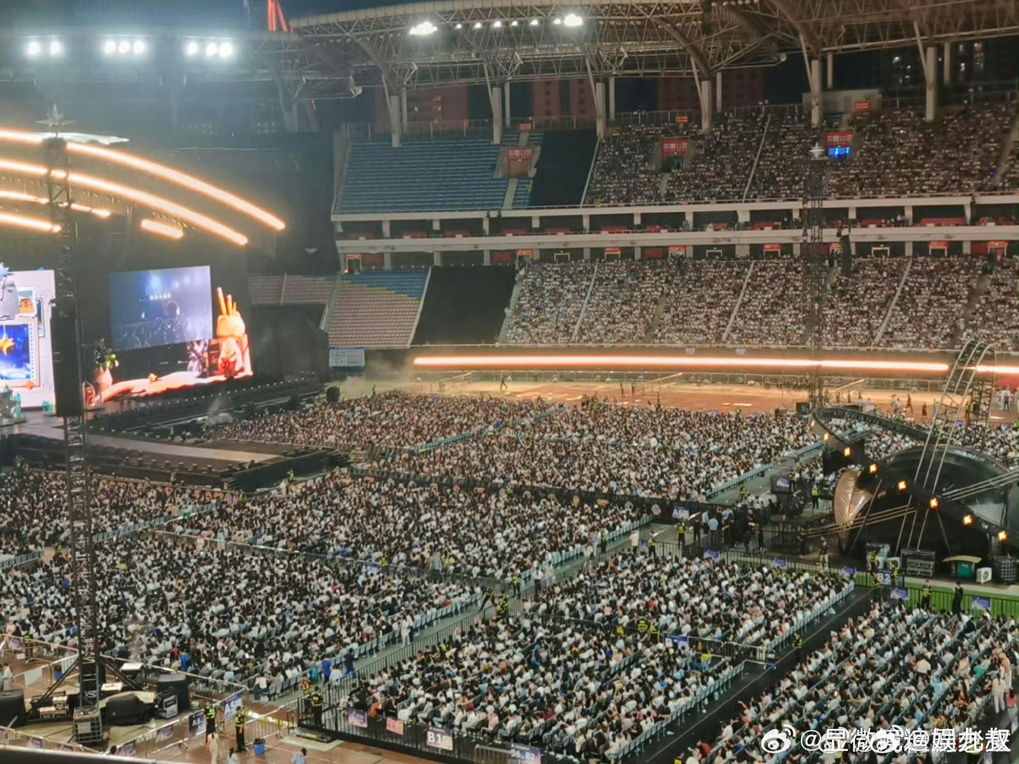 周深演唱会有些晕人了上座率直接夯爆全场！不是烧心，是被歌声和整片璀璨人海包裹住的
